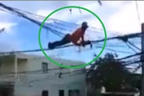 Trai trẻ leo dây điện đánh đu như khỉ
