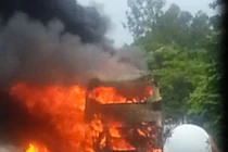 Hiện trường xe giường nằm cháy dữ dội ở Nghệ An