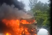 Hiện trường xe giường nằm cháy dữ dội ở Nghệ An