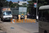 Va chạm giao thông, nam thanh niên bị xe tải kéo lê 20 mét