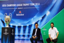 Robert Pires giao lưu hết mình với CĐV Hà Nội