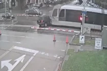 Ô tô chở 2 trẻ em lách rào chắn, đâm trực diện tàu