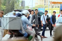 Thót tim cảnh sinh viên ĐH GTVT lao qua đầu ôtô xe máy