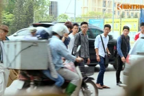 Thót tim cảnh sinh viên ĐH GTVT lao qua đầu ôtô xe máy