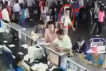 Tận mắt xem đạo chích móc túi ở sân bay Nội Bài
