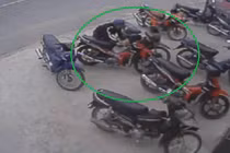 Trộm xe máy bất thành, bị nhân viên rượt đuổi ném ghế