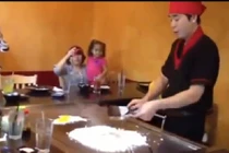 Anh chàng đầu bếp trổ tài kỹ năng... rang cơm