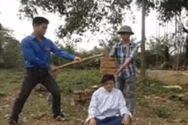 Thôn nữ Thanh Hóa trình diễn màn đập gạch trên đầu