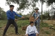 Thôn nữ Thanh Hóa trình diễn màn đập gạch trên đầu