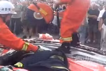 Hy hữu nam thanh niên thoát chết sau khi bị container đè