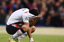 Luis Suarez khóc như mưa trên sân cỏ vì Liverpool... đầu bảng