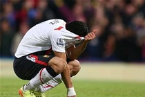 Luis Suarez khóc như mưa trên sân cỏ vì Liverpool... đầu bảng