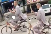 Sư thầy đi xe đạp, thả 2 tay để luyện kungfu