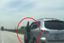 Thót tim cảnh tài xế Việt vừa lái xe vừa... giữ cửa