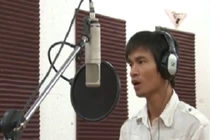 Bất ngờ Lệ Rơi hát trong phòng thu âm xịn