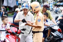 Ngày mai bắt đầu xử phạt người đội mũ bảo hiểm rởm 