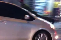 Phẫn nộ clip nữ xế “hất” Công an lên nắp ca pô