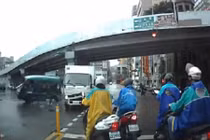 Dừng đèn đỏ suýt bị ô tô đâm nhau cán phải