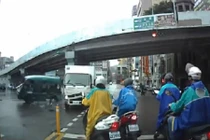 Dừng đèn đỏ suýt bị ô tô đâm nhau cán phải