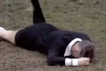 Clip cười siêu hài: Cầu thủ trả đũa trọng tài (P13)