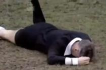 Clip cười siêu hài: Cầu thủ trả đũa trọng tài (P13)