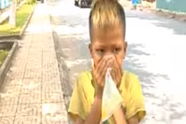 Rùng mình cảnh trẻ em hít keo con chó... tìm ảo giác