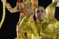 "Ro béo" uốn éo cùng các vũ công sexy