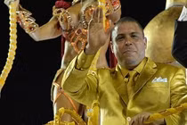 "Ro béo" uốn éo cùng các vũ công sexy