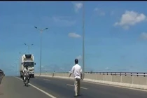 “Thánh liều” lao vào gầm xe tải trên cầu Cần Thơ?