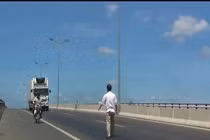 “Thánh liều” lao vào gầm xe tải trên cầu Cần Thơ?