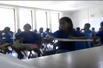 Học sinh chạy toán loạn bởi cô giáo dọa ma