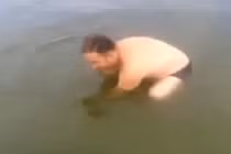 Chàng béo bắt cá cực kỳ bá đạo