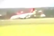 Máy bay bất ngờ hạ cánh bằng bụng, không ai bị thương