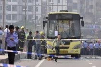 Xe buýt Trung Quốc bị đốt cháy, 78 người thương vong