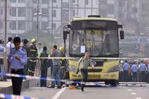 Xe buýt Trung Quốc bị đốt cháy, 78 người thương vong