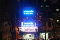 Phụ huynh ôm con tháo chạy khỏi phòng khám Nhi Cao