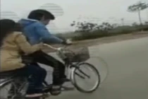 Bốc đầu xe đạp, hai thiếu nữ trẻ ngã sõng xoài ra đường
