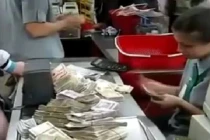 Dùng "núi tiền, chơi khăm” nhân viên siêu thị đếm mỏi tay