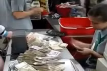 Dùng "núi tiền, chơi khăm” nhân viên siêu thị đếm mỏi tay