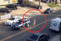 Say rượu nằm giữa đường chặn ôtô như Chí Phèo