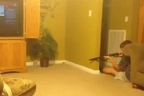 Trai trẻ dùng súng bắn chuột bất thành