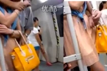 Tức mắt cặp đôi hồn nhiên sờ soạng nhau trên tàu