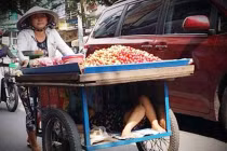 Ứa nước mắt ảnh bà chở cháu đi bán hàng rong