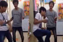 Thanh niên nhảy loăng quăng như trẻ con trong siêu thị