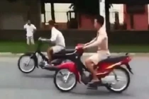 Quái xế ngã lộn 7 vòng vì bốc đầu xe máy