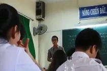 Thầy giáo cao hứng hát “Dấu mưa” theo phong cách cải lương