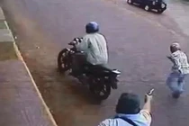 Cướp nhầm người, bị bắn trọng thương