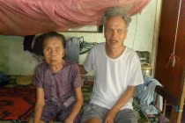 Cám cảnh bại liệt gồng mình chăm chồng tâm thần, bầy con mù lòa