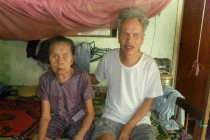 Cám cảnh bại liệt gồng mình chăm chồng tâm thần, bầy con mù lòa