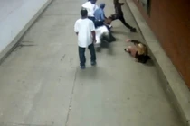 Đang tung tăng với bạn gái... trai trẻ bị đánh túi bụi